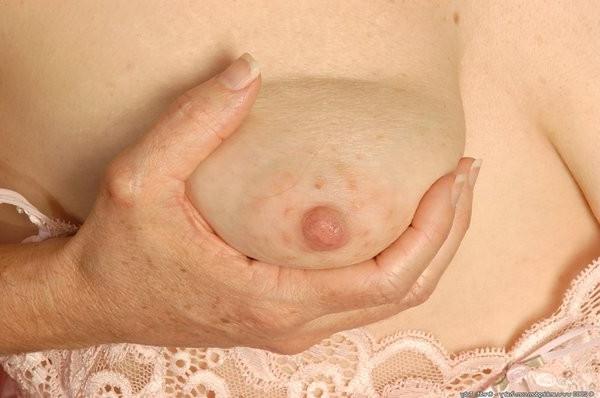 15P older poser exposes her floppy tits and hairy pussy patch