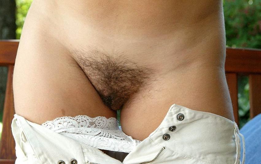 15P girl spreading her hairy pussy and showing pink