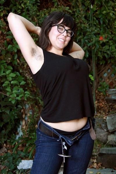 15P Cleo shows us her very hairy thick pussy
