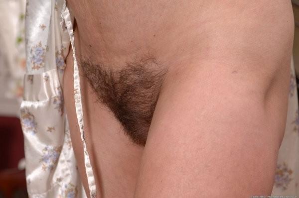 15P Debbie the milf exposes her very hairy muffin