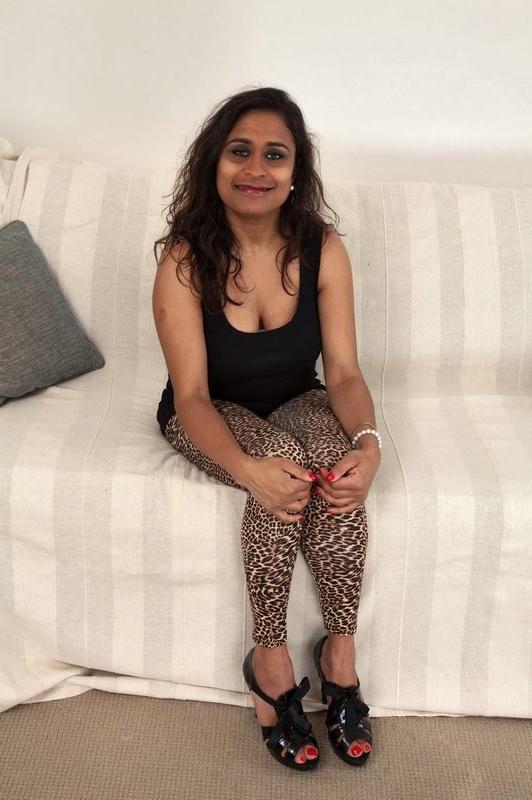 15P 40 YO Kashmir exposes her milfy goods