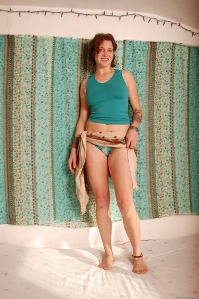 15P Natural hotty Rose shows off her hairy coochy
