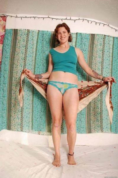 15P Natural hotty Rose shows off her hairy coochy