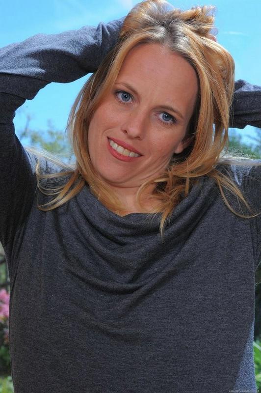 15P blonde milf Daisy exposes her natural hairy pussy
