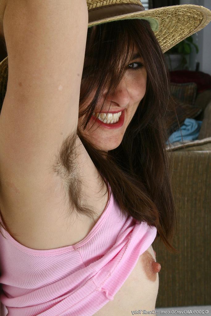 17P MILF mit behaarten Achseln und behaarter Muschi zeigt, was sie drauf hat