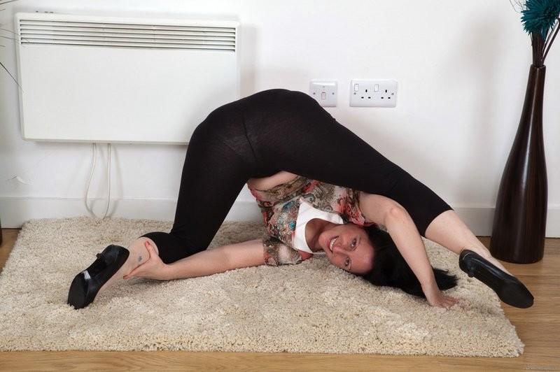 15P Amber Lustufll shows her hairy milf pussy
