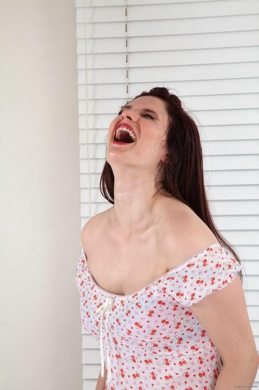 14P Brianna Davis shows off her hairy milf pussy