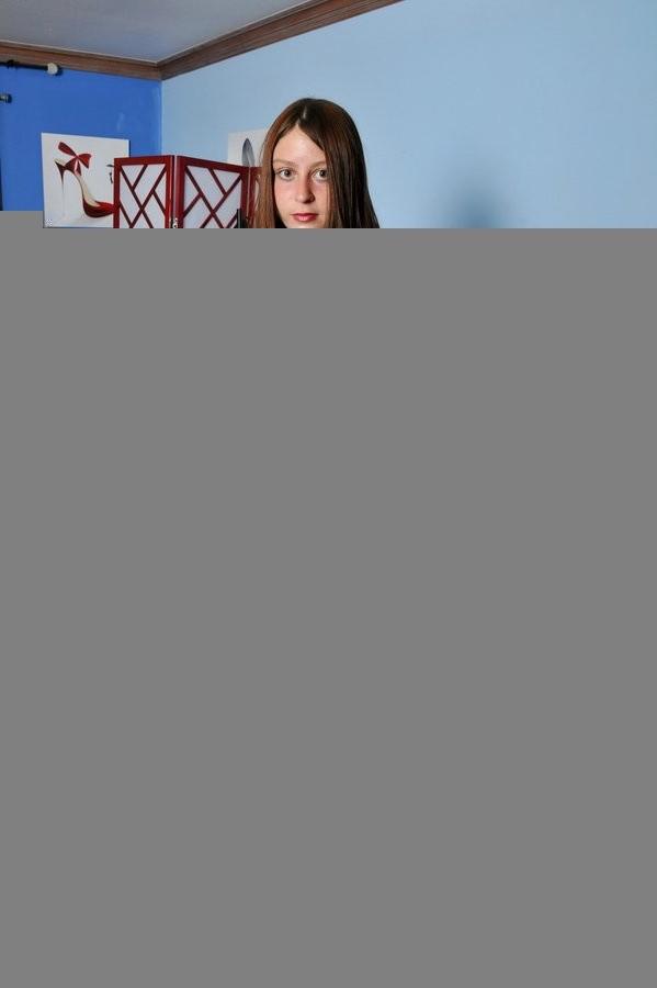 16P Super Hairy Brunette Amateur Babe Spreads Her Pussy Wide
