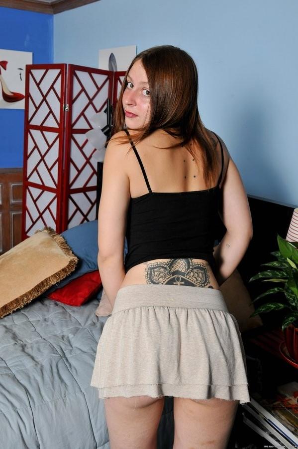 16P Super Hairy Brunette Amateur Babe Spreads Her Pussy Wide