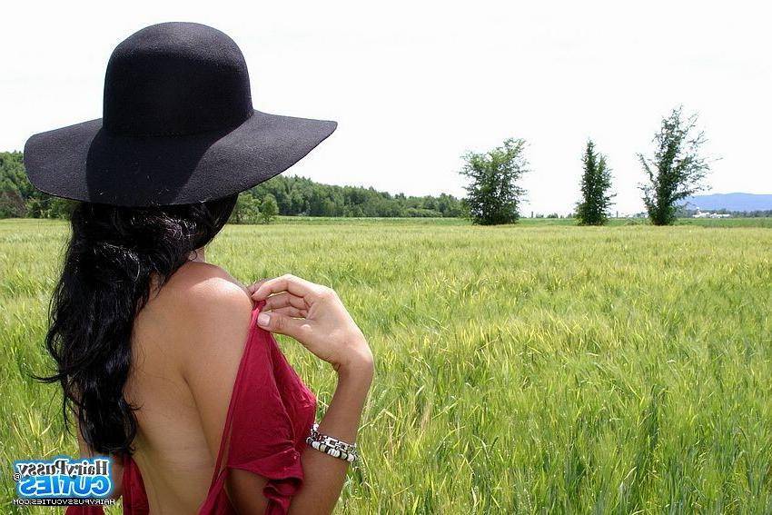 12P A Hot Latin America Babe Is Slowly Stripping And Showing Her Hai