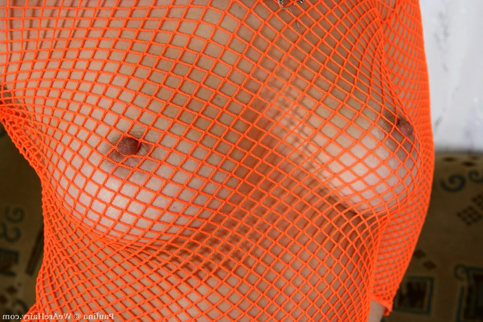 16P Natural Paulina teases her bush