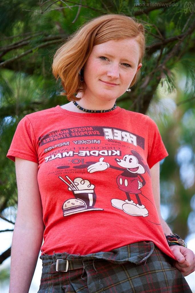 16P Redhead amateur from Australia exposes her hairy bush outdoors