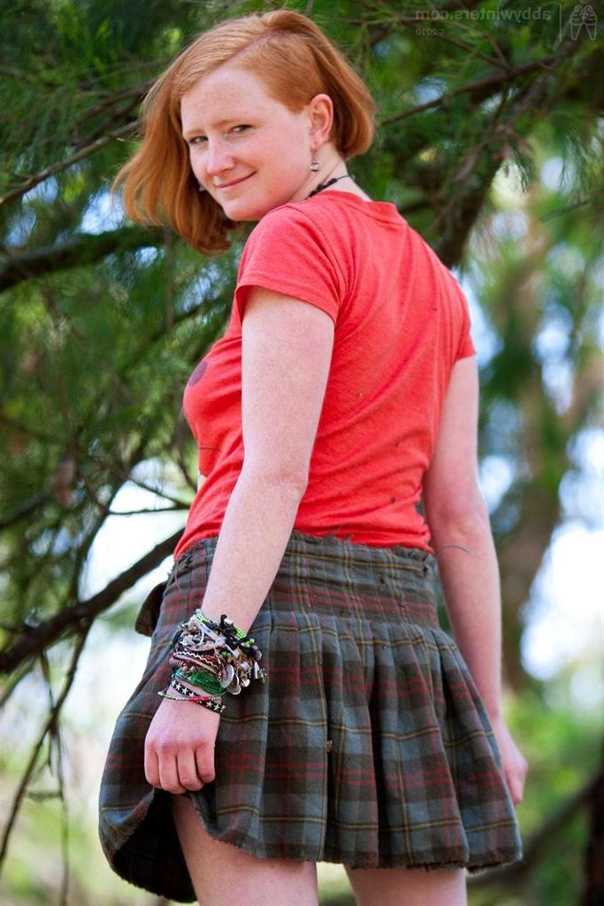 16P Redhead amateur from Australia exposes her hairy bush outdoors