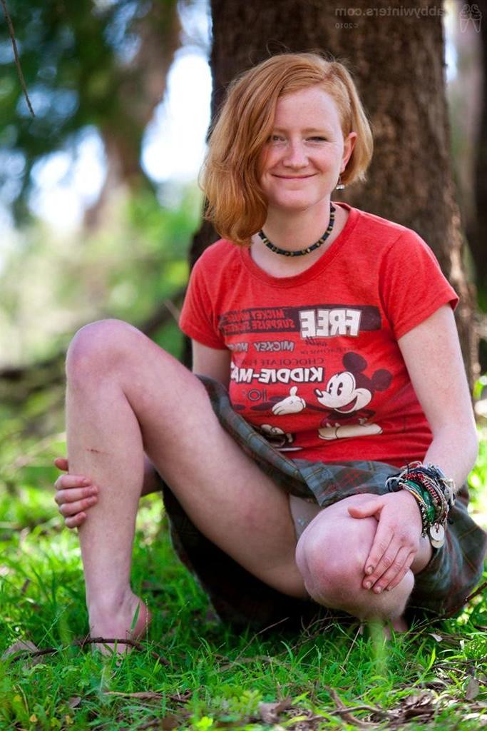 16P Redhead amateur from Australia exposes her hairy bush outdoors