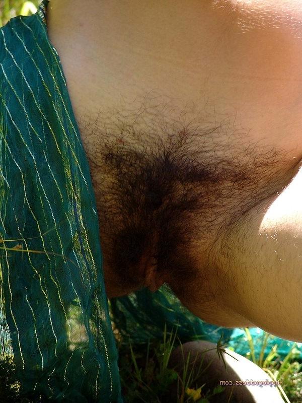 16P Full bush gal naturally nude outdoors at the river