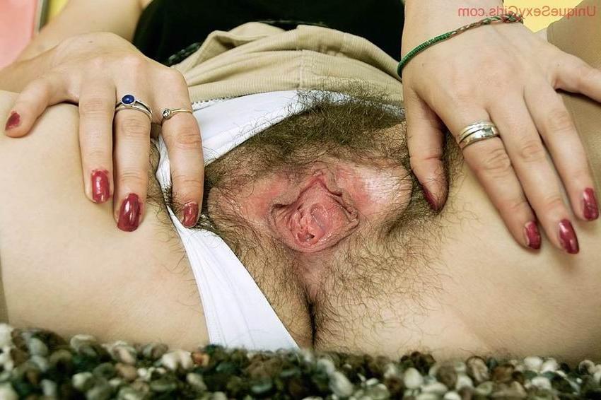 16P Haarige Amateur-Dame zeigt ihre Muschi