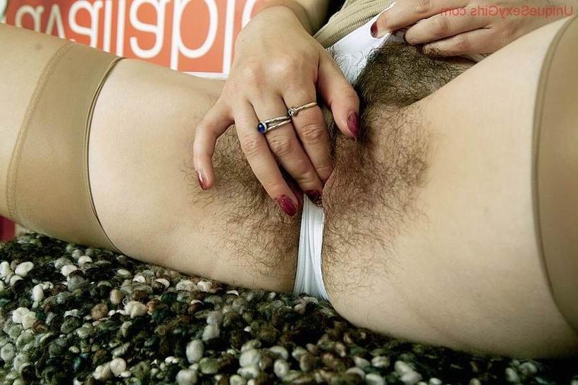 16P Haarige Amateur-Dame zeigt ihre Muschi
