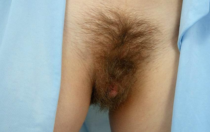 20P Cute amateur blonde showing her hairy pussy