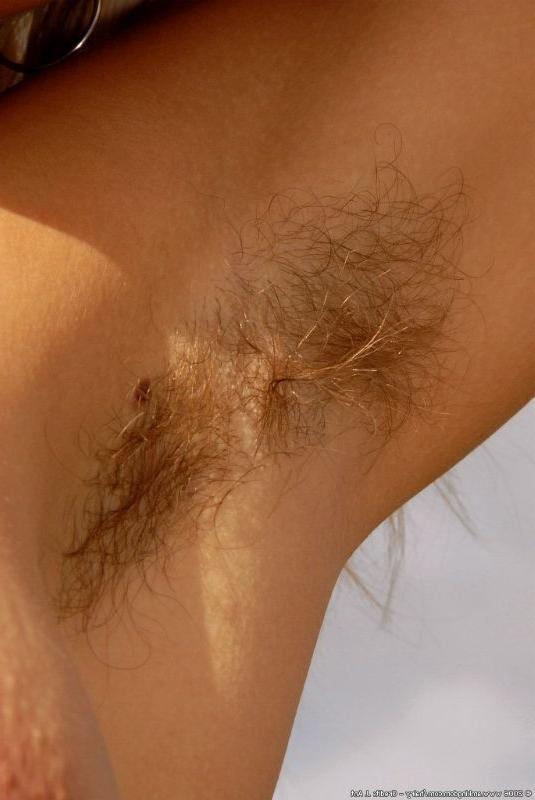 16P Older chick shows hairy pussy outside