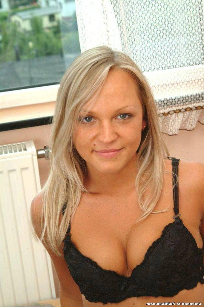 16P Busty blonde hottie shows off her hairy pussy