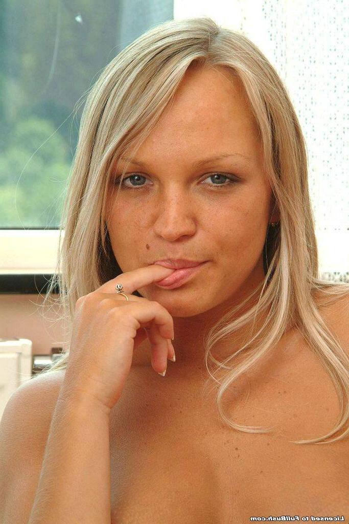 16P Busty blonde hottie shows off her hairy pussy
