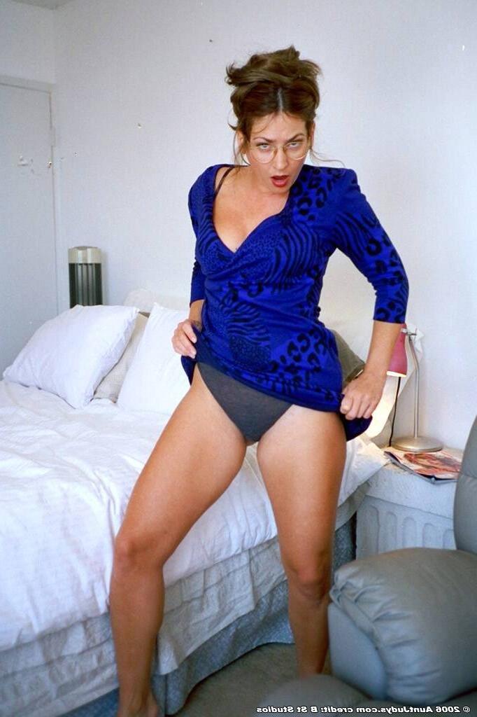 16P Mature hottie showing off her bush