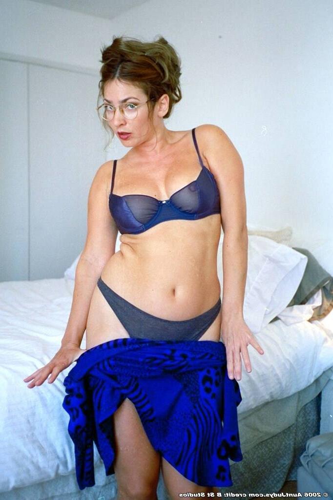 16P Mature hottie showing off her bush