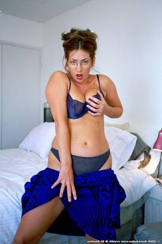16P Mature hottie showing off her bush