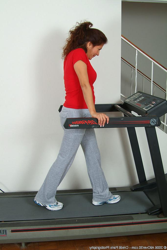 16P mature latina hairy pussy on a treadmill and then masturbates
