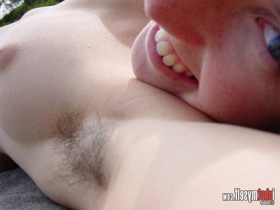 15P Hairy pussy and thighs on this amateur