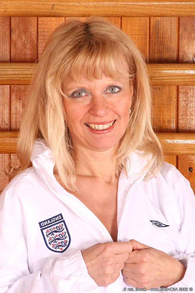16P mature and hairy blonde older lady plays with her pubes