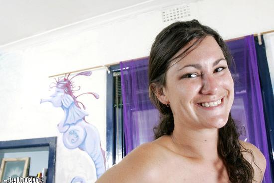 15P Hairy amatuer shows off her bush