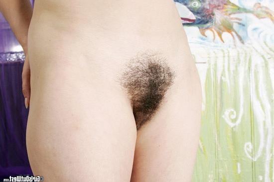 15P Hairy amatuer shows off her bush