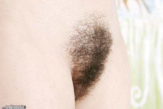 15P Hairy amatuer shows off her bush