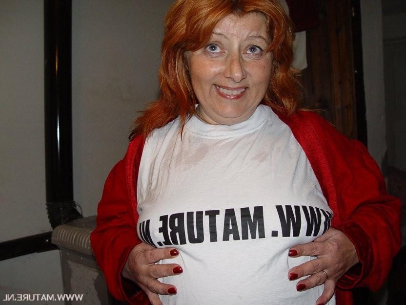 16P Mature redhead showing her hairy cunt