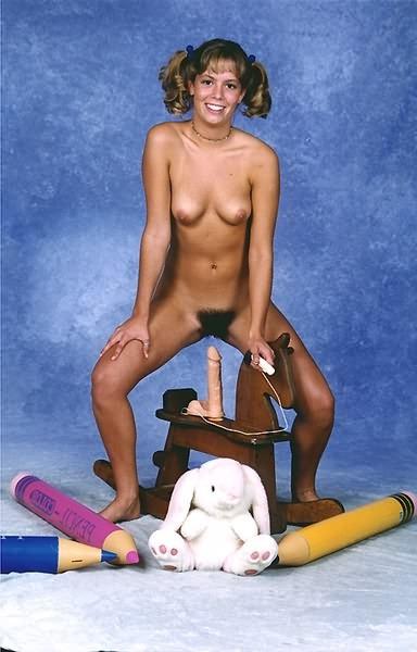 20P Young babe posing naked