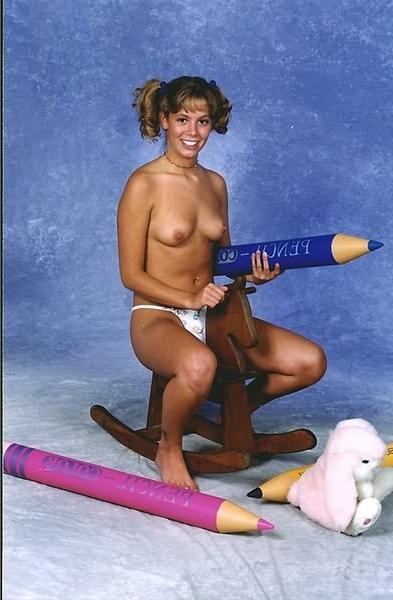 20P Young babe posing naked