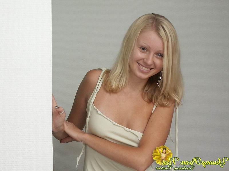 15P Young blonde shaves her petite pussy