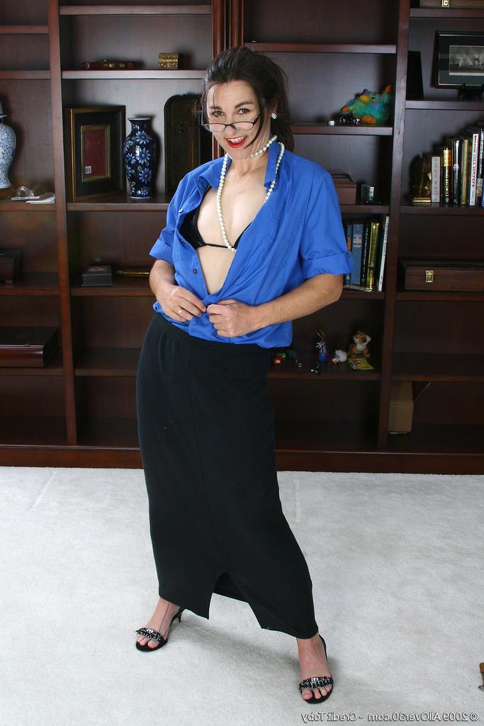 16P Scary hairy Shelby show off her pits and pussy