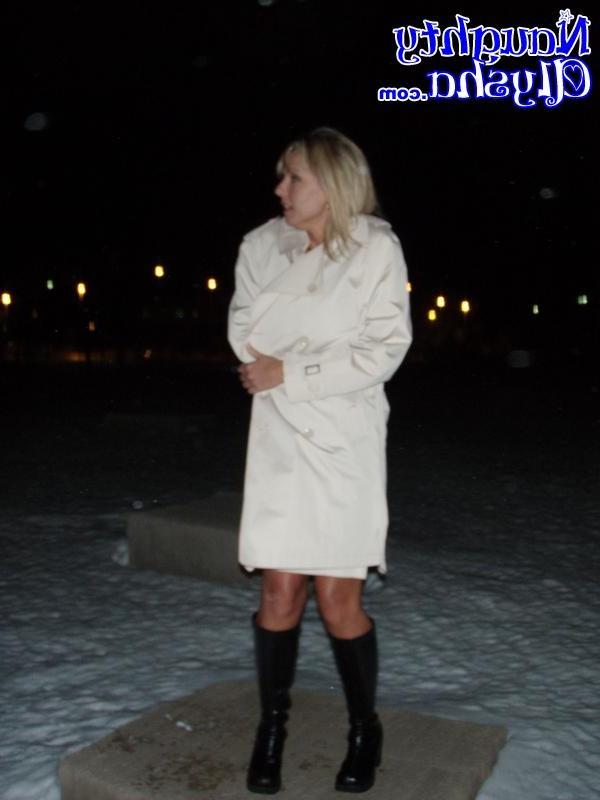18P housewife flashing in the snow
