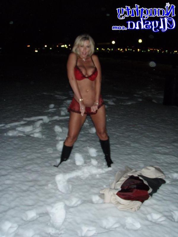 18P housewife flashing in the snow