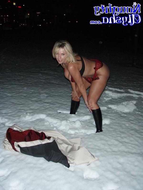 18P housewife flashing in the snow