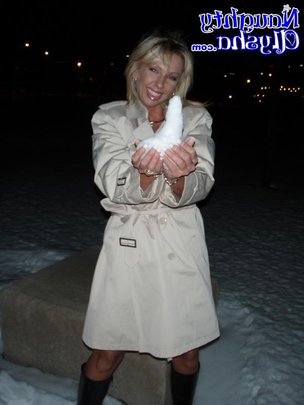18P housewife flashing in the snow