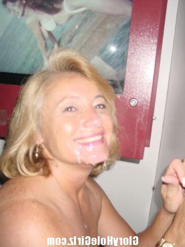 20P Mature mama shows off her blowjob skills at gloryhole