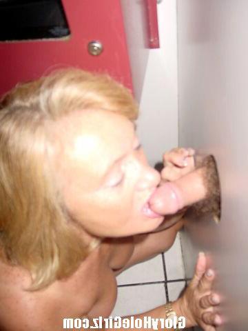 20P Mature mama shows off her blowjob skills at gloryhole
