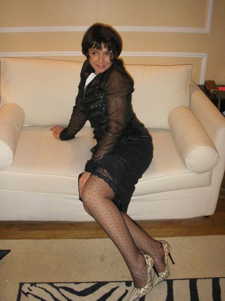 15P Housewife Nathalie in black stockings