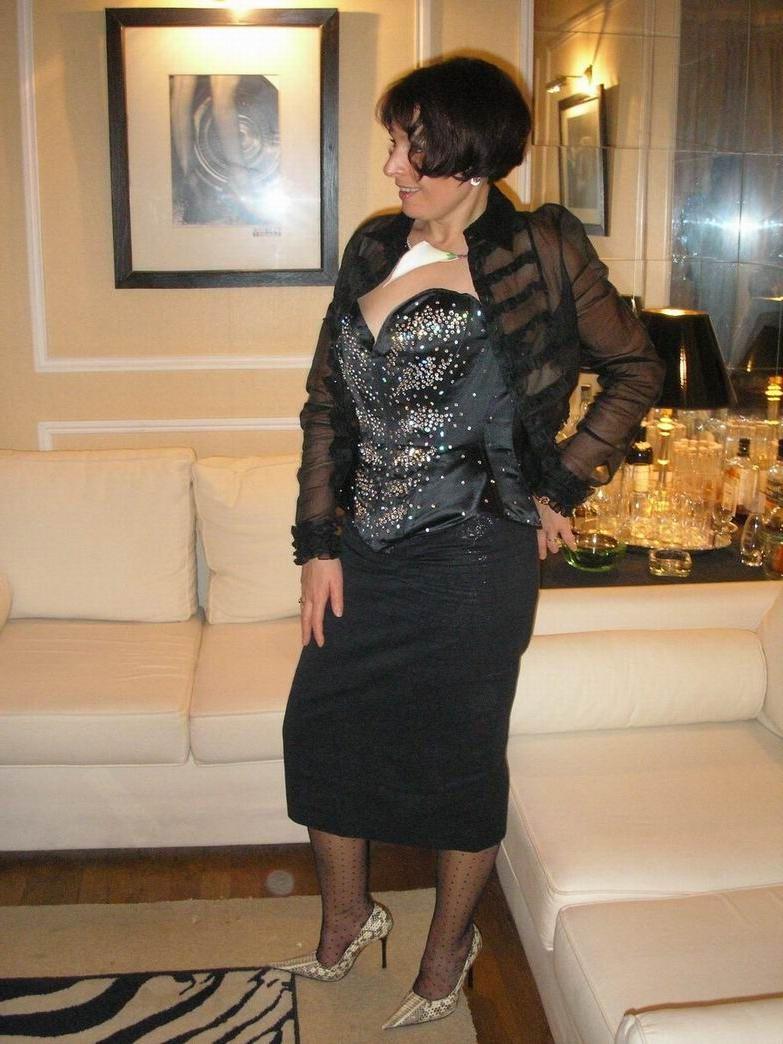 15P Housewife Nathalie in black stockings