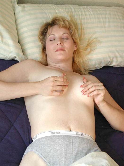 16P Single mature lover is toying deep pussy in bed