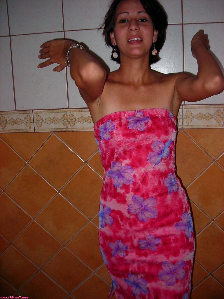 16P Amateur girl posing nude at home while her guy takes photos