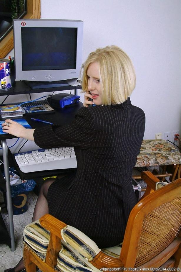 16P blonde milf secretary masturbates quivering pussy